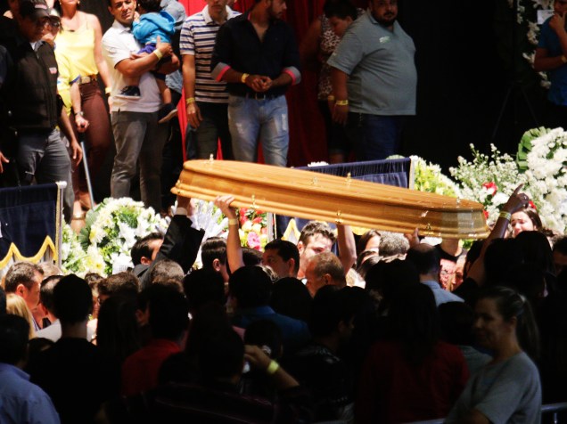 Cristiano Araújo e namorada são enterrados em Goiânia